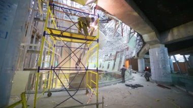 Kaynakçı iskele yapımı üzerinde