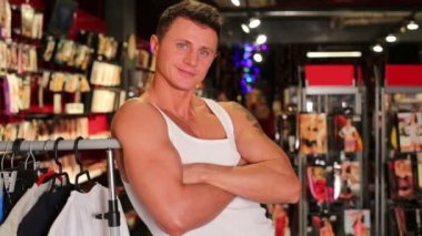 yelek gülümseyen kaslı adam