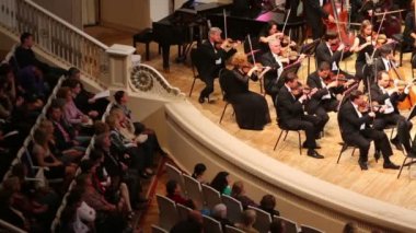 Orkestra ve seyirci Çaykovski konser salonu.
