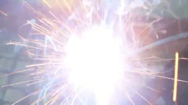 Karanlıkta metal boru kaynak