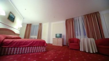 yumuşak çizgili yataklı yatak odası