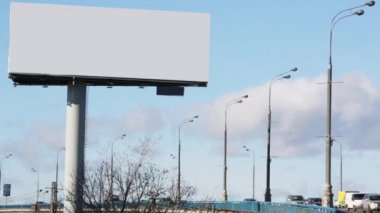 Boş billboard ve yol araçları ile