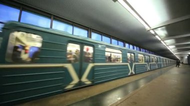 yolcular metro istasyonu ile tren