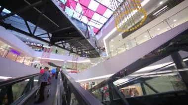 gagarinskiy alışveriş merkezinde yürüyen merdiven üzerinde kişi