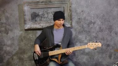 Gitarlı genç adam.