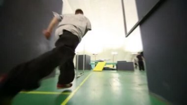 zor takla yapan adam