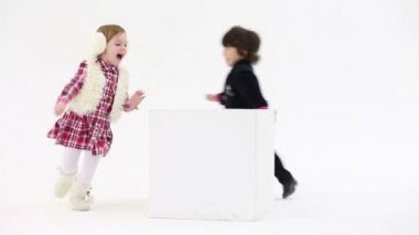 küçük yakışıklı ve kız koşmak