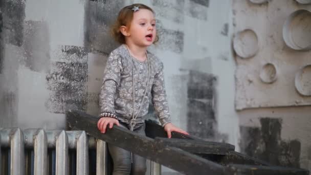 Симпатична маленька дівчинка сходження на драбину — стокове відео