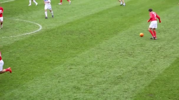 Spelers vouwen bal bij voetbalwedstrijd — Stockvideo