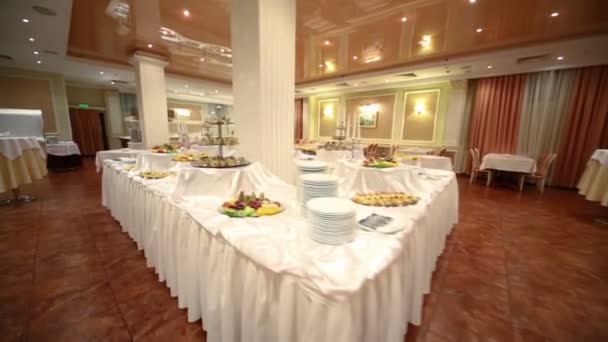 Mesas cubiertas con aperitivos en el restaurante — Vídeos de Stock
