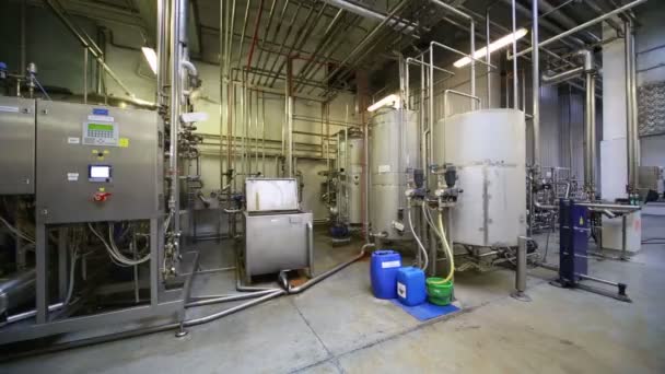Много труб и резервуаров на пивоваренном заводе — стоковое видео