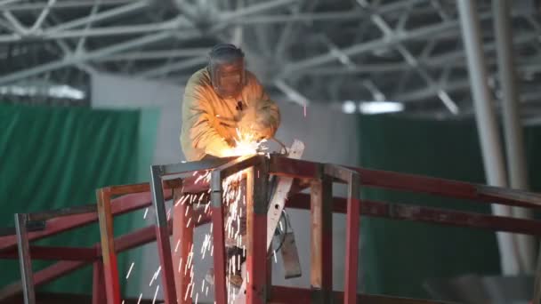 Welder in protective mask at construction — Stock Video