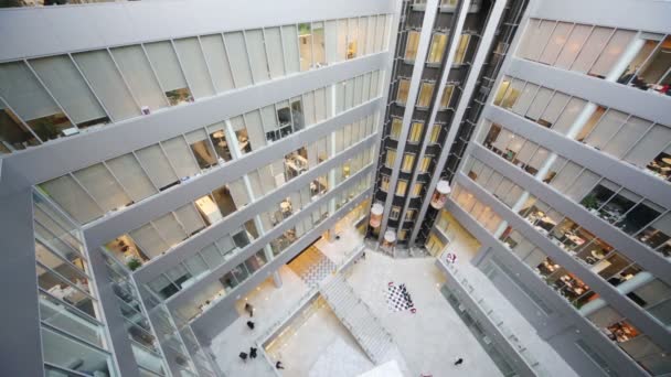 Шість поверхів з офісів і рухомих ліфтів — стокове відео