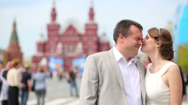 Braut mit Bräutigam auf dem Roten Platz — Stockvideo