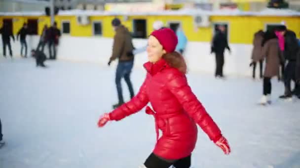 Gelukkige vrouw schaatsen op de ijsbaan op — Stockvideo