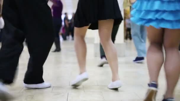 Mnoho mužů a žen nohy tančit — Stock video