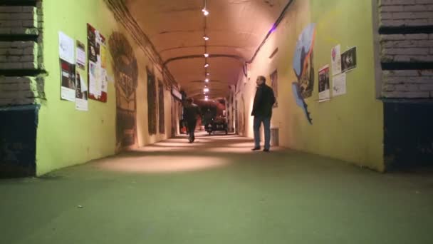 Backstreet in speziellen Zentrum Kunstspiel in Moskau. — Stockvideo