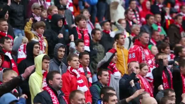 Fãs Spartak gritam no jogo de futebol — Vídeo de Stock