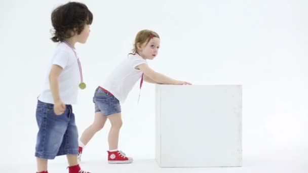 Niña y niño juega con el cubo — Vídeos de Stock