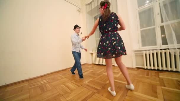 Mulher e homem dança boogie-woogie — Vídeo de Stock