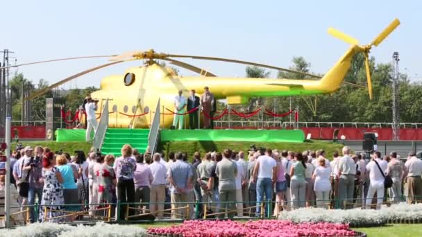 Apertura del monumento a Mi-8 — Video Stock