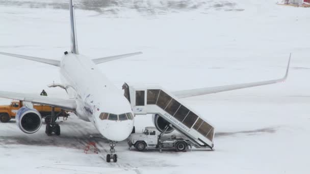 飛行機、搭乗ブリッジが付いている車 — ストック動画