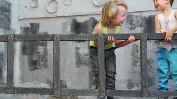 Dos chicos riendo arrastraron la escalera — Vídeos de Stock