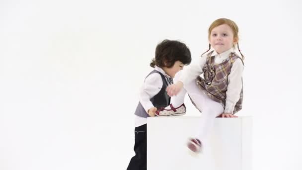 Niña y niño con cubo — Vídeo de stock