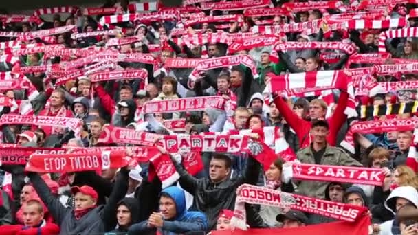 Abanicos con bufandas en el partido de fútbol — Vídeos de Stock