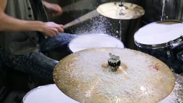 Drummer hits stokken drums — Stockvideo