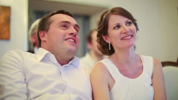 Bride with groom sit on chairs — Stock Video