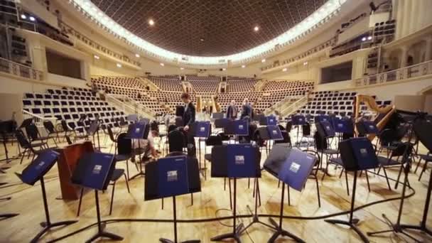 Les gens sur scène dans la salle de concert Tchaïkovski . — Video