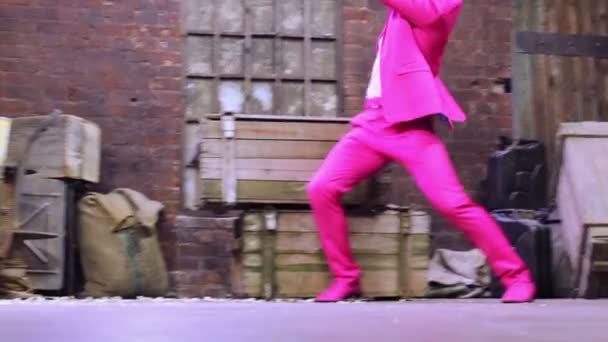 Man in roze pak gooien tv — Stockvideo