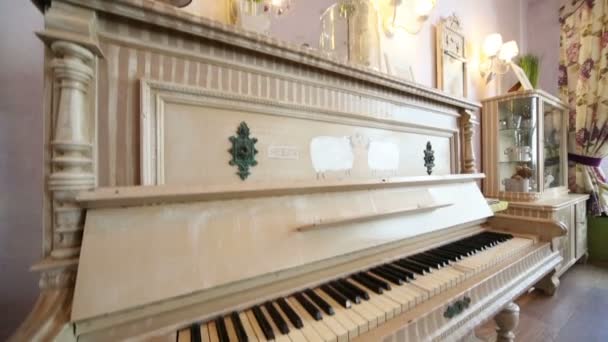 Hermoso piano con ovejas pintadas en la cafetería — Vídeos de Stock