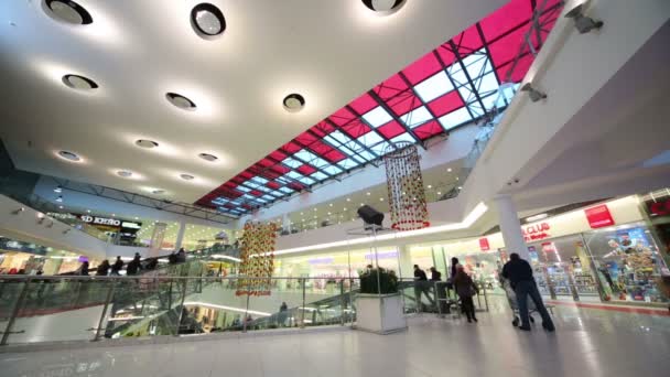 Clientes en Gagarinskiy centro comercial — Vídeo de stock