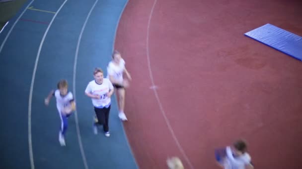 Children run on track at competition — Stock Video