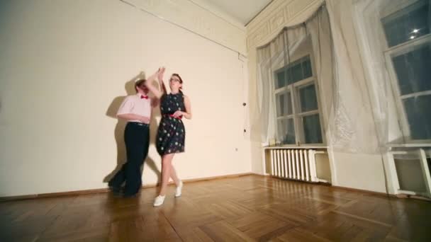 Mulher e homem dança boogie-woogie — Vídeo de Stock