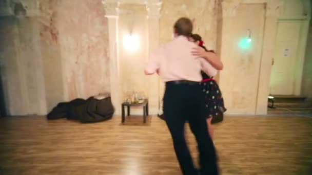 Женщина и мужчина танцуют буги-вуги — стоковое видео
