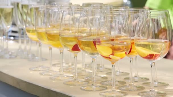 Wijnglazen van geel fruit cocktail — Stockvideo