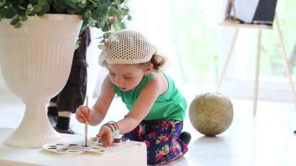 Μικρό κορίτσι ζωγραφίζει με πινέλο — Αρχείο Βίντεο