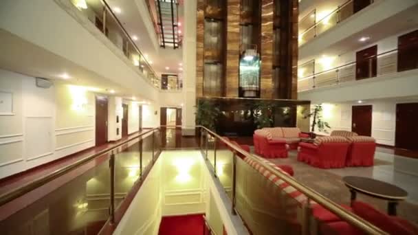 Scendi le scale dalla zona ricreativa in hotel — Video Stock