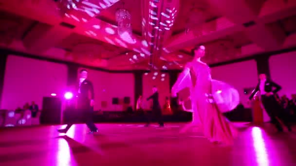 人们在化妆舞会上跳舞 — 图库视频影像
