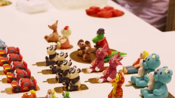 Süße Spielzeuge im cafe anderson — Stockvideo