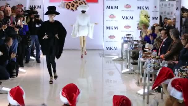 Models perform fur dress — Stock Video