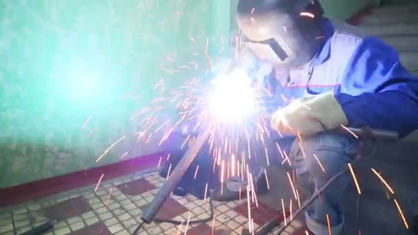 Welder in protective mask welds — Stock Video