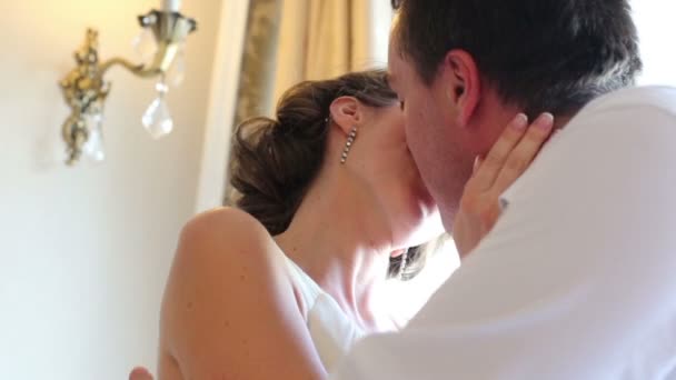 Красива щаслива нещодавно одружена пара — стокове відео