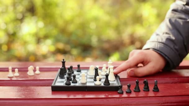 Avó e criança mãos mover xadrez — Vídeo de Stock