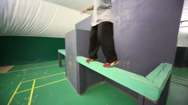 Young man does somersault — Stock Video
