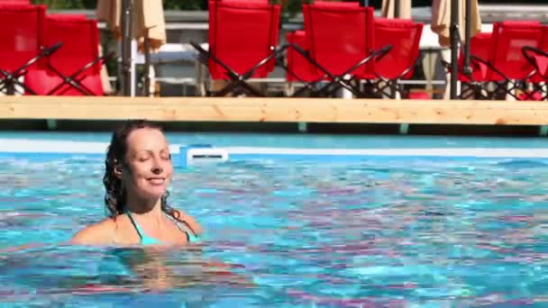 Hermosa mujer feliz en la piscina — Vídeos de Stock