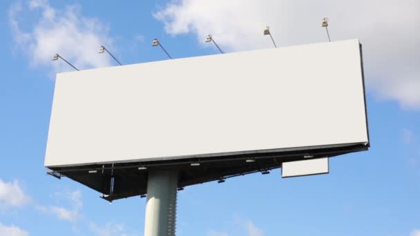 Leeg reclamebord met bewegende wolken — Stockvideo